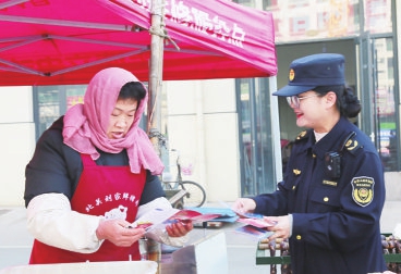 普法宣傳“趕”大集